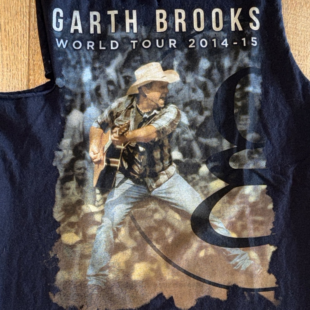Graphic Garth Brooks Tour Tee World Tour 2014-15 CUT UP vintage band t-shirt
